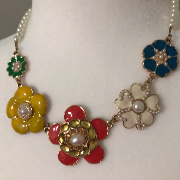 SUPER cute Floral and Pearl necklace!! - Picture 2 of 3